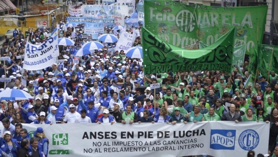 APOPS macha junto con ATE a la sede de ANSES en repudio a más de 1.300 despidos y cierre de delegaciones: 