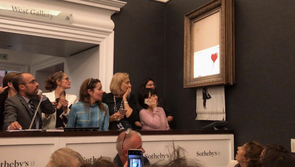 Imagen de la cuenta de Instagram de Banksy cuando los asistentes ven que una trituradora destruye el cuadro 