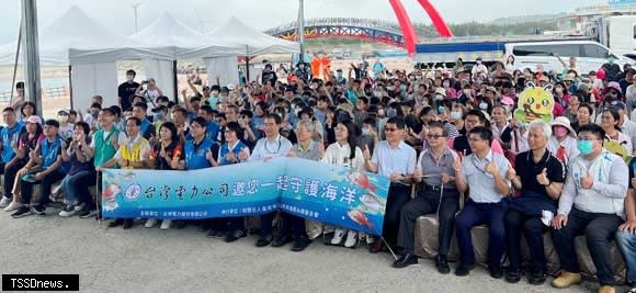 台電通霄發電廠舉辦魚苗放流活動國小各校師生及在地鄉親熱烈參與。（記者江乾松攝）