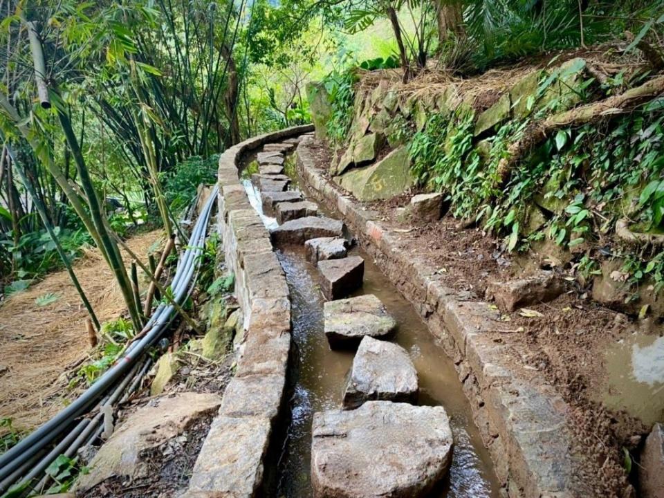 溪山百年古圳跳石步道。（北市大地處提供）