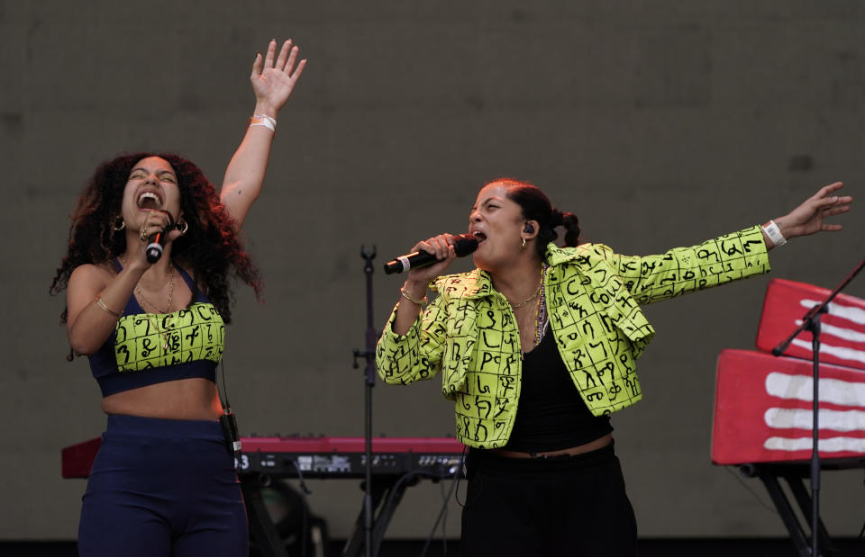 El dúo franco-cubano Ibeyi, Lisa, izquierda y su gemela Naomi durante su concierto en el festival Corona Capital en la Ciudad de México el 19 de noviembre de 2022. (Foto AP/Eduardo Verdugo)