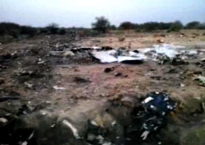 An image grab taken from a video released on July 25, 2014 by the Burkina Faso Army shows the crash site of the Air Algerie flight AH5017 in Mali's Gossi region, west of Gao (AFP Photo/)