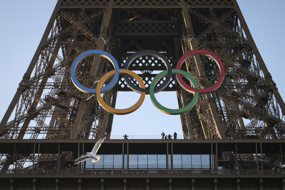 Los anillos olímpicos, vistos sobre la Torre Eiffel, en París, el 7 de junio de 2024. (AP Foto/Thomas Padilla)