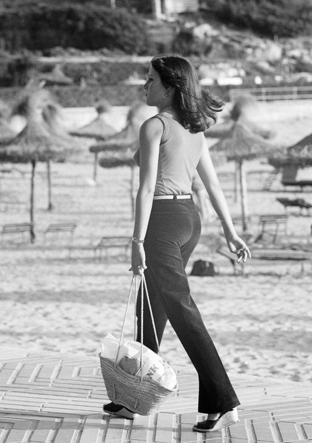 people, young girl on shopping expedition on the beach, shopping bag, teeshirt, trousers, aged 18 to 22 years, Spain, Balearic Islands, Majorca, Palma de Majorca - 10.10.1978