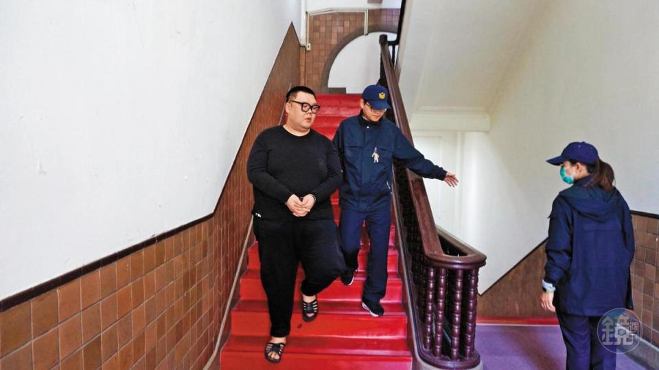 患有糖尿病的土豪哥（左）2月27日出庭，原本188公斤體重已減成180公斤，他強調不會逃亡，想要保外就醫。