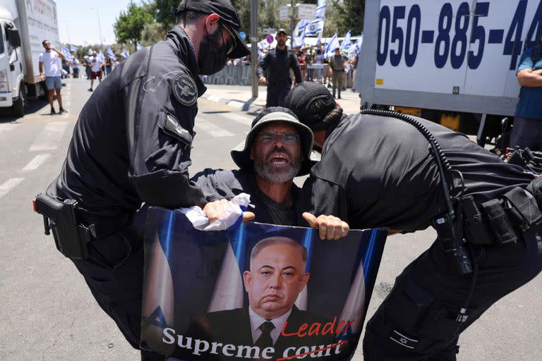 Las fuerzas de seguridad israelíes retiran a un manifestante que bloqueaba la entrada del Knesset, el parlamento de Israel, en Jerusalén el 24 de julio de 2023.