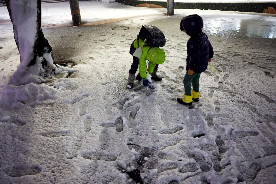 2024年2月5日，孩子們在日本東京白雪覆蓋的公園玩耍。路透社