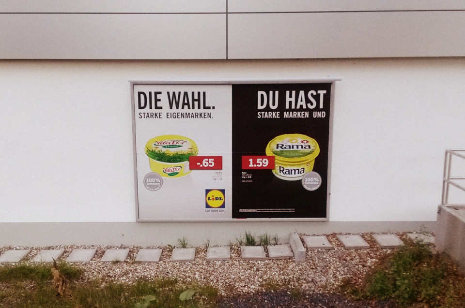 <p>“Du hast die Wahl” – so lautet der offizielle Slogan der neuen Lidl-Werbekampagne. Bis zu den Plakatierern des Discounters scheint sich das allerdings noch nicht herumgesprochen zu haben. Anders lässt sich dieser Schnappschuss, der die letzten Tage durch das Netz geisterte, nicht erklären: “DIE WAHL. DU HAST”. Statt sich dafür zu entschuldigen, dass die beiden Hälften offensichtlich falsch herum angebracht wurden… (Bild: Twitter/Faint Young)</p>