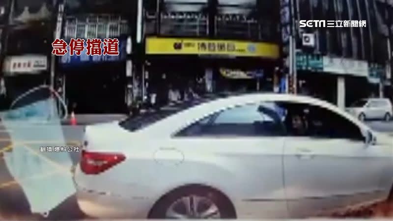 行車紀錄器錄下賓士車違規擋住停車場出口。（圖／翻攝自爆料公社）