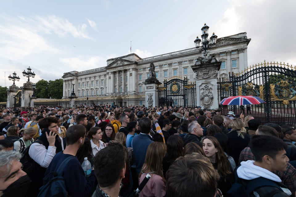 LONDON, UNITED KINGDOM - SEPTEMBER 08: Members of the public gather outside Buckingham Palace following the announcement of the death of Queen Elizabeth II in London, United Kingdom on September 08, 2022. Buckingham Palace has announced today that Queen Elizabeth II has died peacefully at Balmoral at the age of 96. (Photo by Wiktor Szymanowicz/Anadolu Agency via Getty Images)