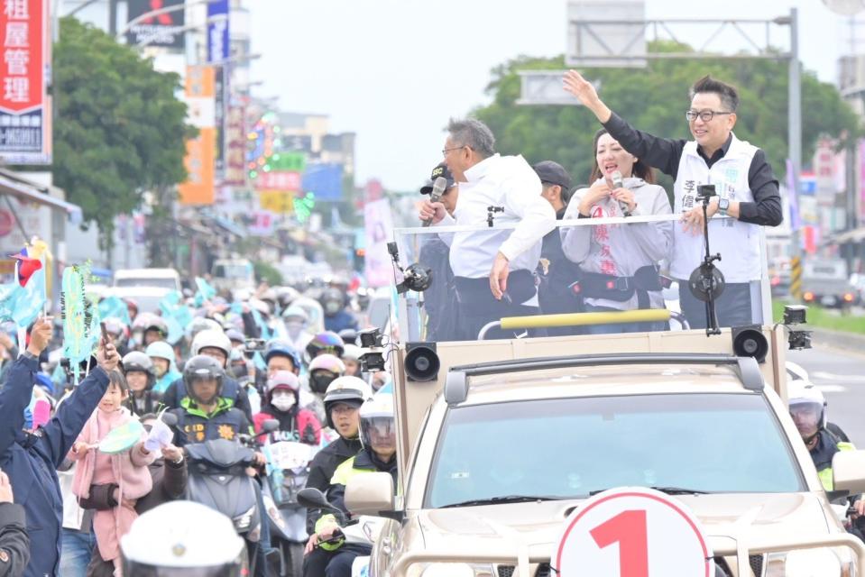 台灣民眾黨主席、總統候選人柯文哲前往宜蘭，陪同立委候選人陳琬惠掃街拜票，沿途支持者眾。競總提供