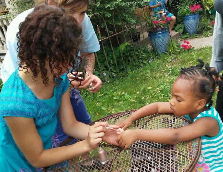 Rhuin with a young customer. (Photo: Facebook/Rhuin Eisley)