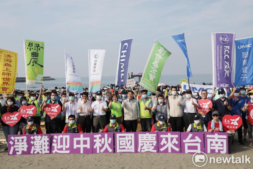 台南市政府環境保護局在安平區觀夕平台舉辦109年秋季淨灘活動，台南市長黃偉哲親自帶領社區環保志義工、民間社團、企業團體，以及南市府相關單位等約500人投入淨灘工作。   圖：黃博郎／攝