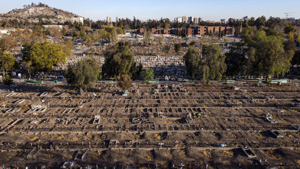 Tumbas recién excavadas en el Cementerio General en medio de la nueva pandemia de coronavirus, en Santiago, Chile, el viernes 15 de mayo de 2020. Según Raschid Saud, director del Cementerio General, ha habido un aumento en la demanda. (AP Foto/Mauro Medel)