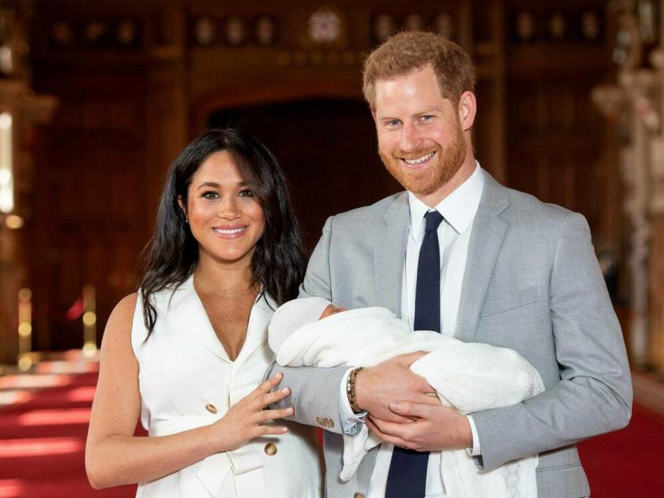 Prinz Harry und Herzogin Meghan präsentieren im Mai Baby Archie der Weltöffentlichkeit (Bild: imago images / i Images)