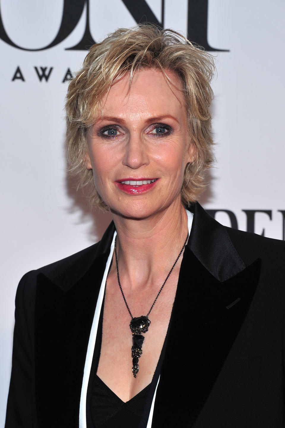 Jane Lynch arrives on the red carpet at the 67th Annual Tony Awards, on Sunday, June 9, 2013 in New York. (Photo by Charles Sykes/Invision/AP)