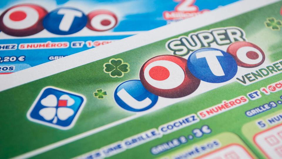 Gros plan d'un bulletin Super Loto de la Française des jeux