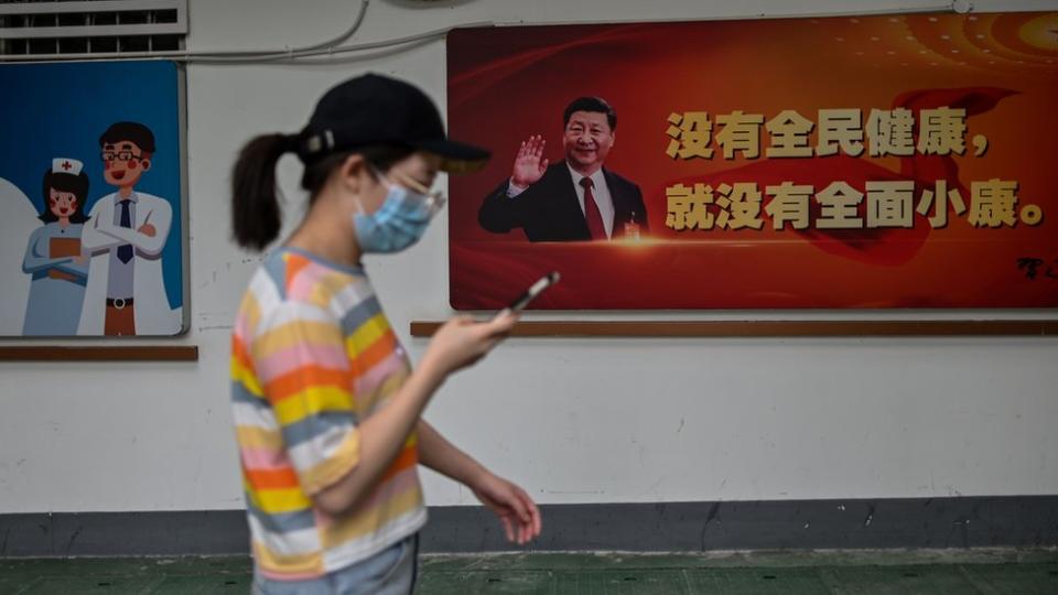 Una mujer camina por una calle de Wuhan.