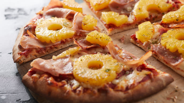 pineapple rings and ham pizza