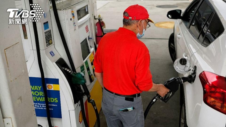 美國油價跌破每加侖4美元大關，用車人終於可鬆口氣。（示意圖／達志影像路透社）