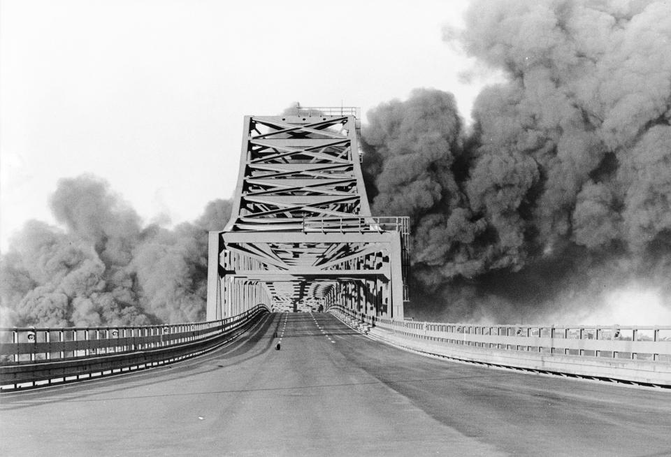 October 14 1973 / Globe Staff Photo by Bill Brett / Chelsea, Mass / Fire 1973 / Smoke billows over the bridge from the fire in the town.