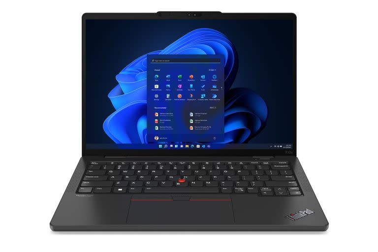 Una Lenovo ThinkPad X13s con pantalla de 13,3 pulgadas y chip Qualcomm Snapdragon 8cx Gen 3