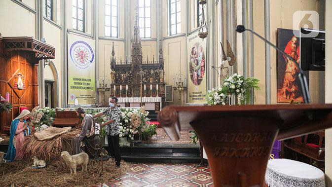 Pekerja melakukan persiapan jelang ibadah Natal, di Gereja Katedral, Jakarta, Senin (20/12/2021). Sejumlah persiapan dan pemasangan dekorasi mulai dilakukan pihak Gereja Katedral untuk menyambut misa dan perayaan Natal. (Liputan6.com/Faizal Fanani)