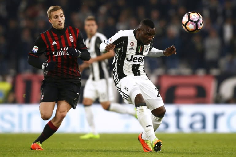 AC Milan's midfielder Gerard Deulofeu (L) fights for the ball with Juventus' midfielder Kwadwo Asamoah during the Italian Serie A football match Juventus Vs AC Milan on March 10, 2017