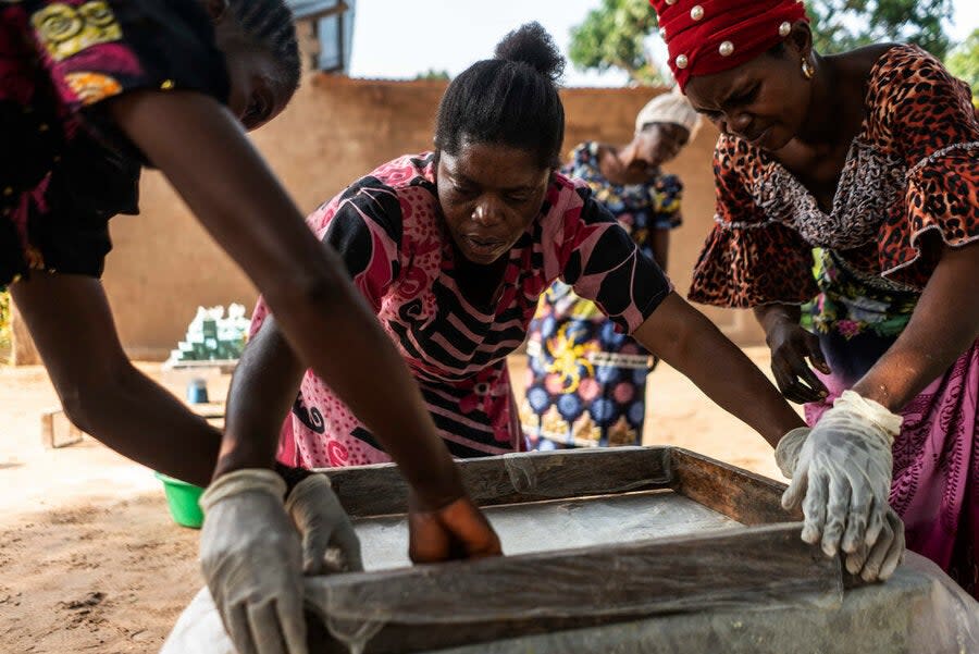 Readying the mould (WFP/Arete/Fredrik Lerneryd)