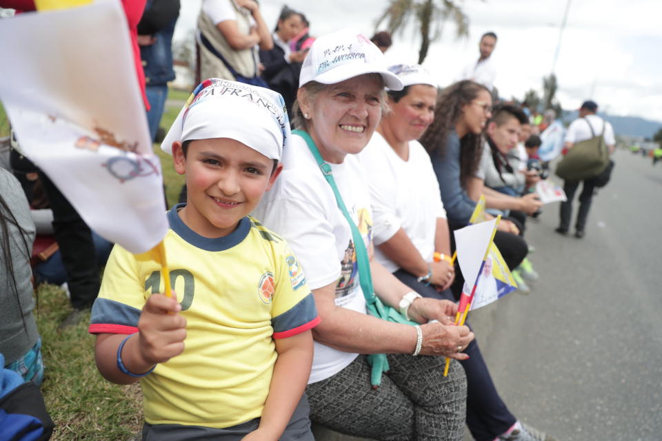 Personas esperan el paso del papa Francisco en el recorrido que lo lleva desde la base aérea de Catam hacia la Nunciatura Apostólica hoy, miércoles 6 de septiembre de 2017, en Bogotá (Colombia). EFE/Fernando Bizerra Jr.