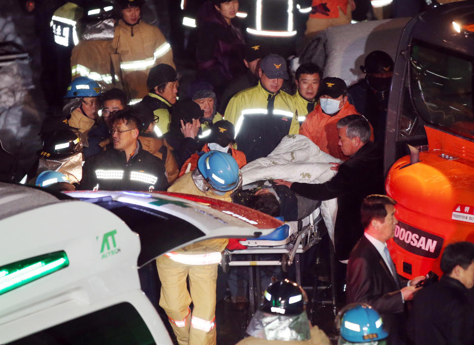 Rescatistas trasladan a una vítctima en una camilla tras el derrumbe del techo de un auditorio en un centro turístico en Gyeongju, Corea del Sur, el martes 18 de febrero de 2014. (Foto AP/Yonhap, Lee Jae-hyuck) Korea Out