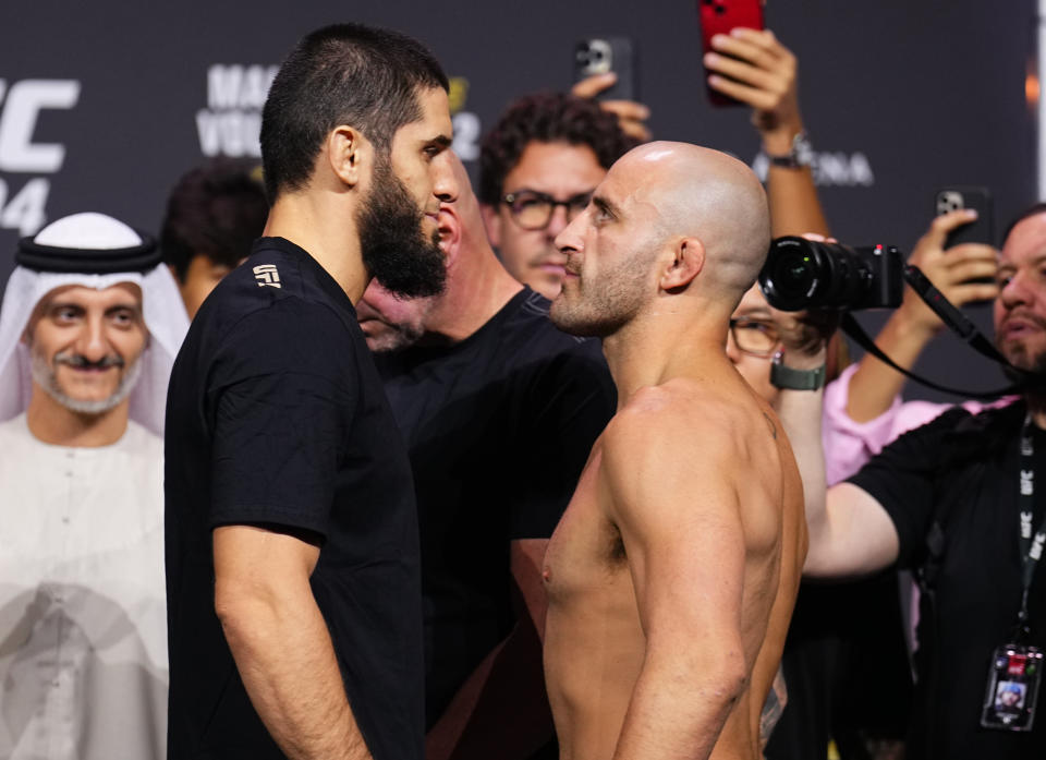 ABU DHABI, UNITED ARAB EMIRATES - OCTOBER 20: (LR) Opponents Islam Makhachev of Russia and Alexander Volkanovski of Australia compete during the weigh-in ceremony of UFC 294 at Etihad Arena on October 20, 2023 in Abu Dhabi, United Arab Emirates at. (Photo by Chris Unger/Zuffa LLC via Getty Images)