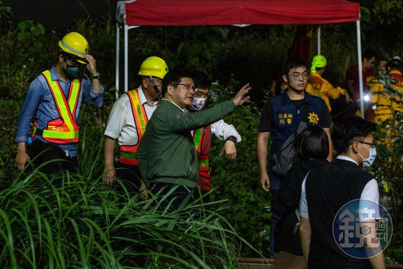 交通部長林佳龍在台鐵事發後很快就趕到現場，並多日在現場、醫院、殯儀館等地來回奔波；圖為事故發生當晚。（本刊資料照）