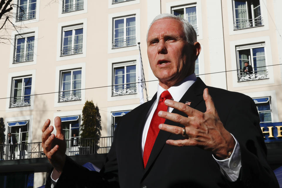 El vicepresidente de Estados Unidos Mike Pence habla con la prensa durante la Conferencia de Seguridad en Múnich, Alemania, el sábado 16 de febrero de 2019. (AP Foto/Matthias Schrader)