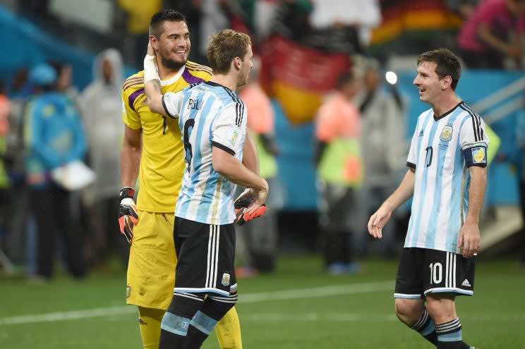 Sergio Romero (l.) grinst, Lionel Messi (r.) grinst (Foto: ddp)