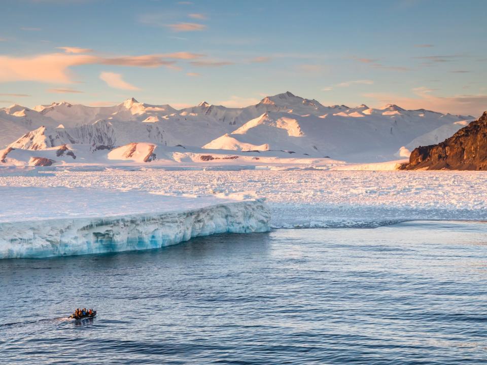 Die Admiralty Mountains erheben sich in der östlichen Antarktis. - Copyright: Andrew Peacock via Getty Images