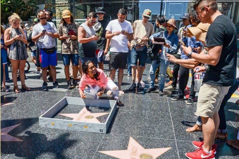 美國共和黨總統候選人川普主張在美墨邊界築牆阻擋移民，有藝術家響應，在好萊塢星光大道（Hollywood Walk of Fame）川普的星星四周築牆（美聯社）