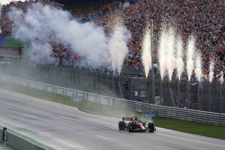 Max Verstappen cruza la meta y se desata el festejo en Zandvoort: el piloto neerlandés sumó la novena victoria consecutiva y emparejó un récord de Sebastian Vettel, de 2013