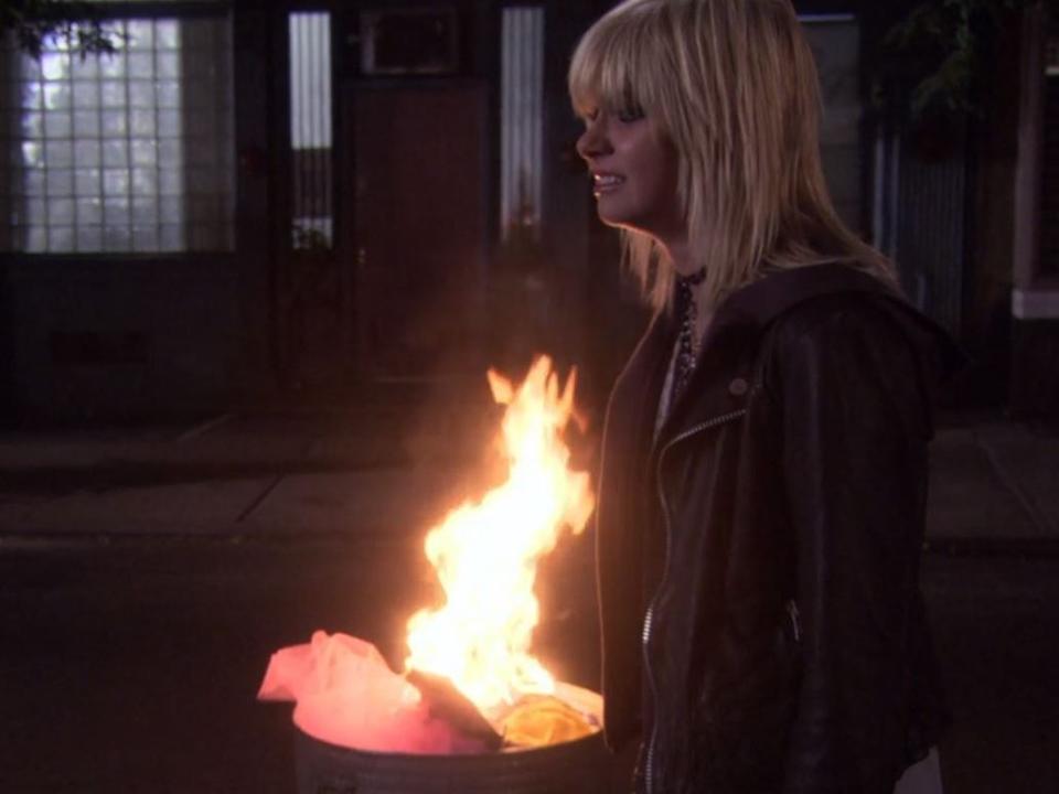 jenny standing next to a burning trash can on an episode of gossip girl