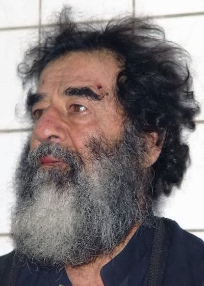 Saddam Hussein tras ser capturado el 13 de diciembre de 2003. <a href="https://commons.wikimedia.org/wiki/File:Saddamcapture.jpg" rel="nofollow noopener" target="_blank" data-ylk="slk:Wikimedia Commons;elm:context_link;itc:0;sec:content-canvas" class="link ">Wikimedia Commons</a>, <a href="http://creativecommons.org/licenses/by/4.0/" rel="nofollow noopener" target="_blank" data-ylk="slk:CC BY;elm:context_link;itc:0;sec:content-canvas" class="link ">CC BY</a>