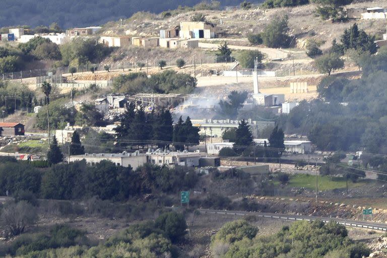 Humo saliendo de una base militar israelí cerca de la frontera con Líbano que fue alcanzada hoy temprano por un misil de Hezbollah.