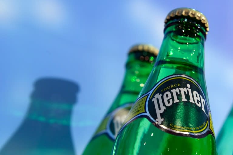 Une partie de la production de la marque Perrier, filiale de Nestlé, a été détruite "par précaution" après la découverte de bactéries "d'origine fécale" dans un de ses forages (Fabrice COFFRINI)