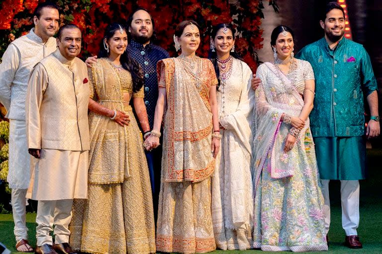 Anand Piramal, Mukesh Ambani, Radhika Merchant, Anant Ambani, Neeta Ambani, Isha Ambani Piramal, Shloka Mehta Ambani y Akash Ambani posan para una foto en el compromiso de Anant y Radhika, en enero de 2023, en Bombay, India. (Anshuman Poyrekar/Hindustan Times via Getty Images)