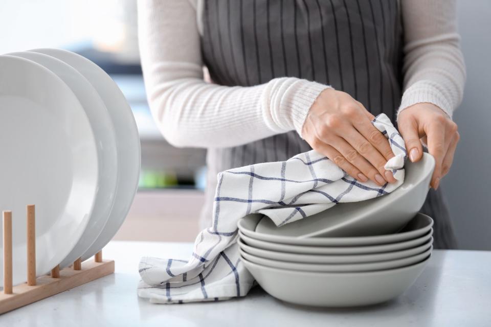 Ganz ehrlich: Trocknen Sie in der Küche sowohl Ihr Geschirr und Besteck als auch Ihre Hände mit dem Geschirrtuch ab? Und dann werden noch mal schnell die Wassertropfen von der Arbeitsfläche gewischt? Gewöhnen Sie sich das am besten ganz schnell ab und nutzen Sie das Geschirrtuch nur, wofür es eigentlich gedacht ist: zum Abtrocknen von Geschirr! (Bild: iStock/Sergey Kirsanov)