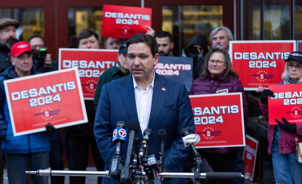 El gobernador de la Florida, Ron DeSantis, habla durante una conferencia de prensa afuera de Thomas F. Sullivan Ice Arena, el viernes 19 de enero de 2024, en Manchester, Nueva Hampshire.