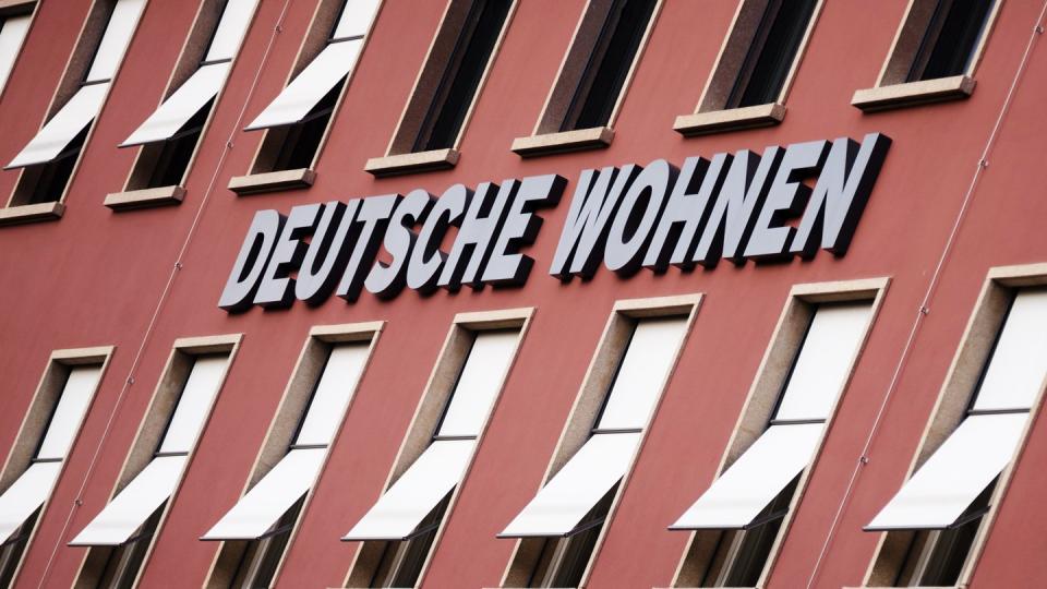 Fassade der Zentrale der börsennotierten Wohnungsgesellschaft Deutsche Wohnen SE in Berlin.