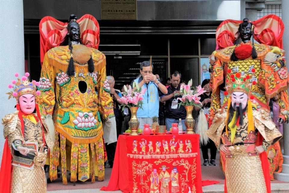 蘆洲區長施得仰、主秘曾繁盛為「2019新北市蘆洲神將文化祭」上香祈福。   圖：新北市文化局提供