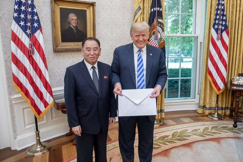 2018年6月1日，美國總統川普在白宮接見北韓特使金英哲，收下北韓最高領導人金正恩的親筆信（White House）