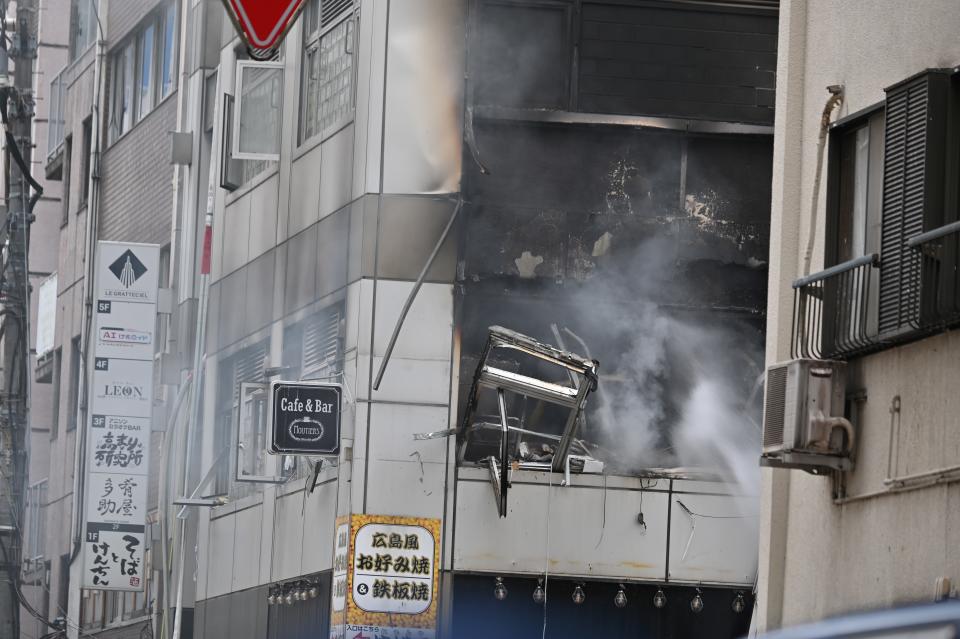 日本東京都港區新橋一棟建築物3日爆炸起火，東京消防廳發言人指出，有4人受傷。官員正在調查起火原因。（法新社）