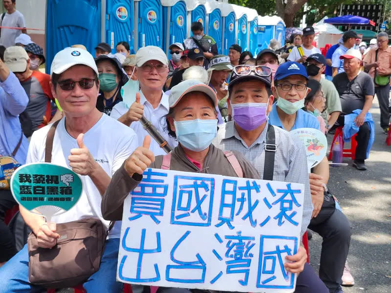 ▲青鳥行動民眾手拿標語。（圖／NOWnews攝影中心）